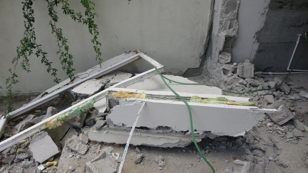 Güçlendirmek istediği evinin duvarı üzerine yıkıldı
