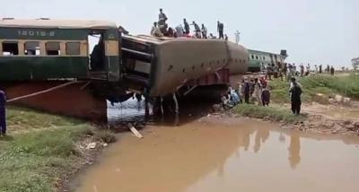 Pakistan'da tren raydan çıktı: 22 ölü